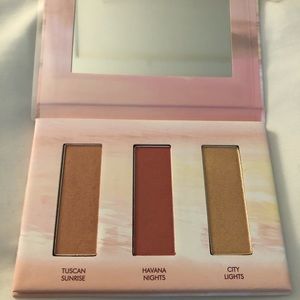 Highlight and blush palette.